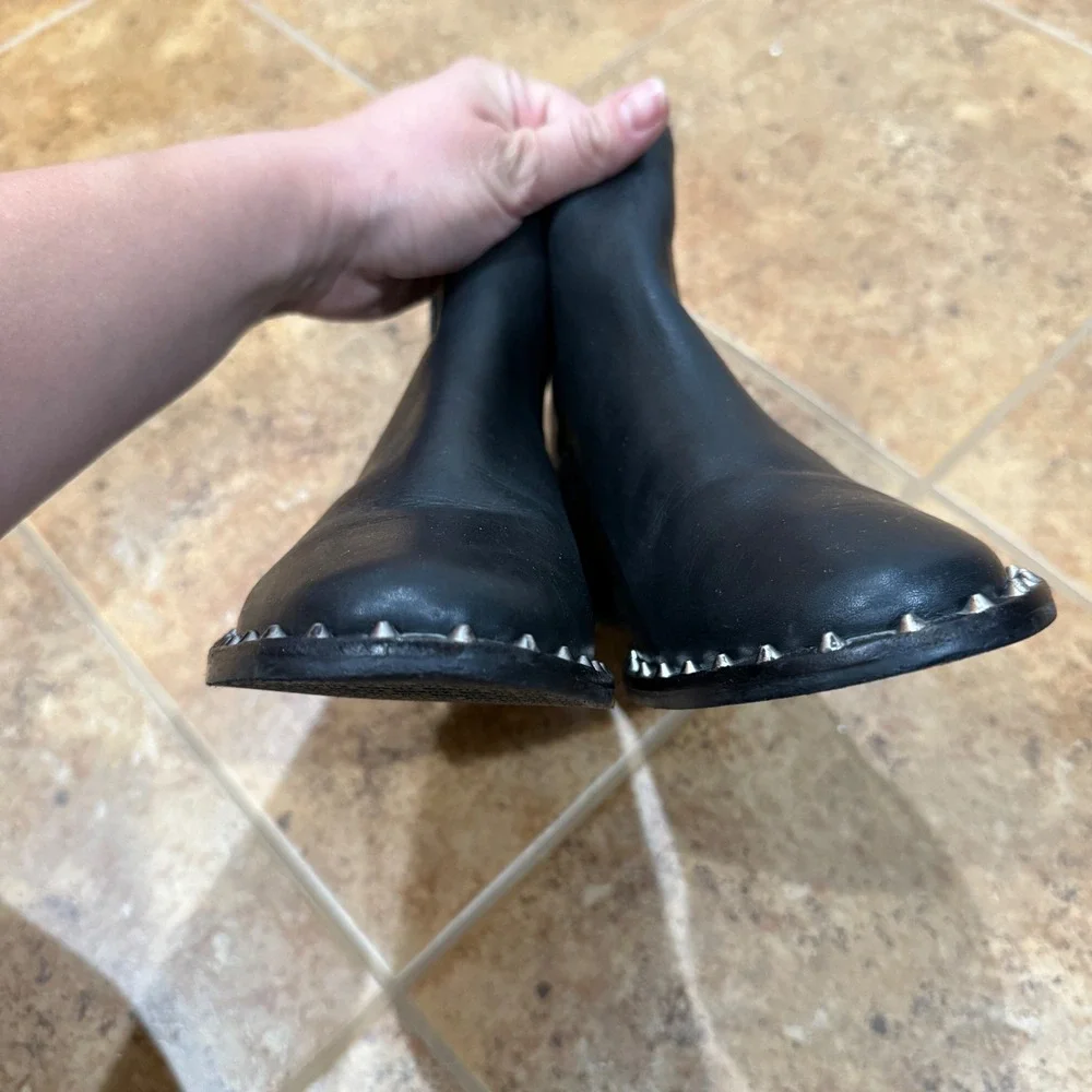 Schutz Shabba Black Leather Studded Chelsea Ankle Boots Women 8 B Low Heel